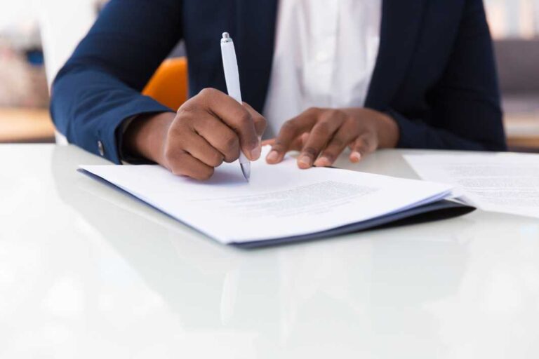 businesswoman-signing-contract