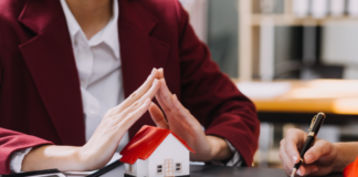 vecteezy_discussion-with-a-real-estate-agent-house-model-with-agent_16340937