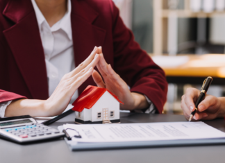 vecteezy_discussion-with-a-real-estate-agent-house-model-with-agent_16340937