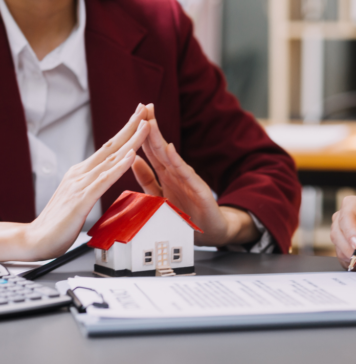 vecteezy_discussion-with-a-real-estate-agent-house-model-with-agent_16340937