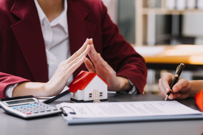 vecteezy_discussion-with-a-real-estate-agent-house-model-with-agent_16340937