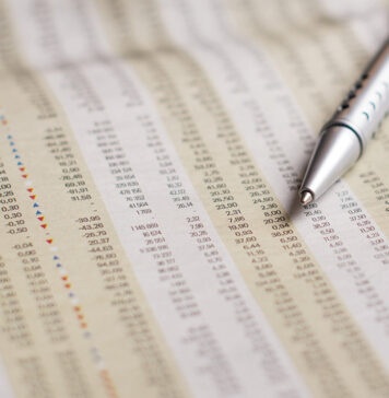 What are the different types of structured products available to retail and institutional investors in South Africa?
