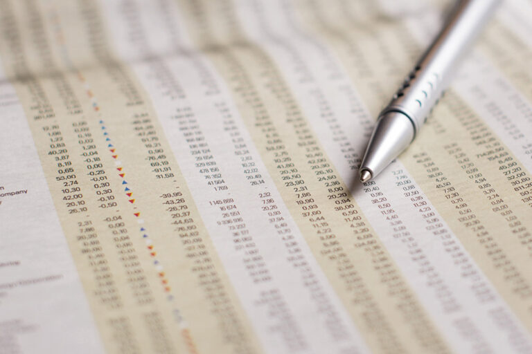 What are the different types of structured products available to retail and institutional investors in South Africa?
